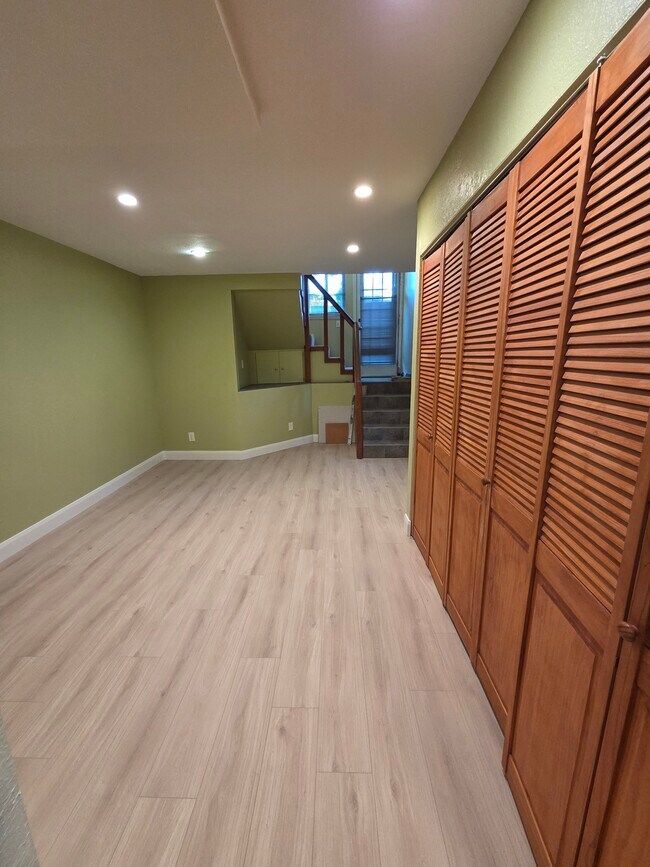 Sala de estar con vista hacia la parte trasera. - 2753 Sulphur Dr