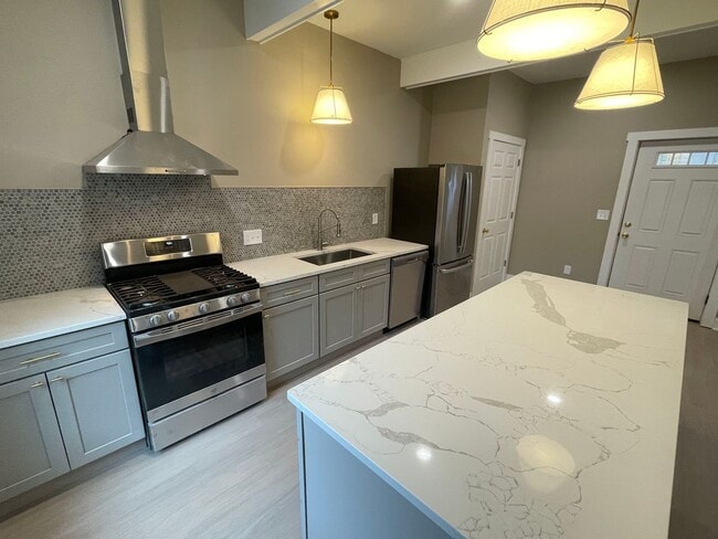 Building Photo - 2 Bedroom 1 Bath in the Village of Manlius- Only $750 Security Deposit