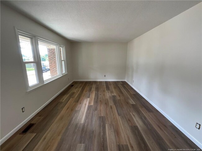 Foto del edificio - 5909 McDougal Dr