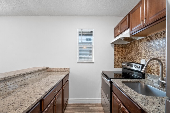 Building Photo - 818 NE 14th Pl