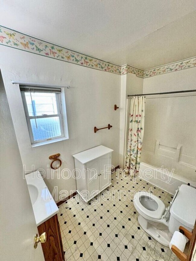 Foto del edificio - AVAILABLE AUGUST 1st   - 2 Bed 1 Bath Located In Superior WI w/ Bonus Space