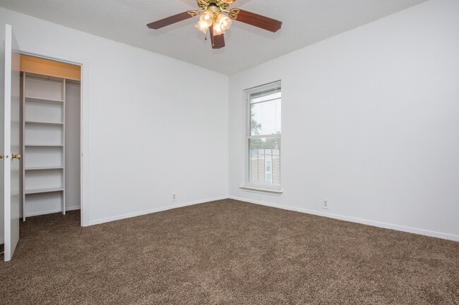 Building Photo - The Villas at Stone Creek