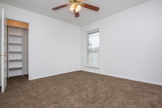 Building Photo - The Villas at Stone Creek