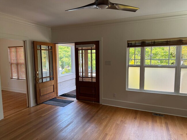 Foto del edificio - 2BR + Office Seward Park Home w/ A/C & 125...