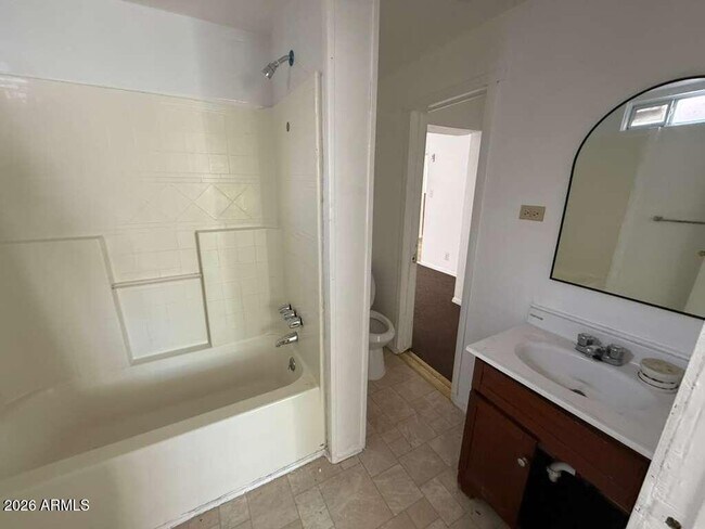 Foto del edificio - 942 E 8th St