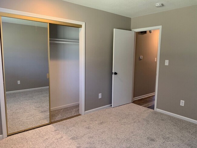 Foto del edificio - 206 NW Market Pl, LSMO 64063