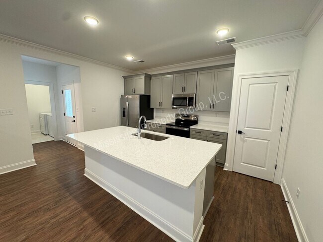 Building Photo - 3BR/3.5BA - End Unit in South Grove