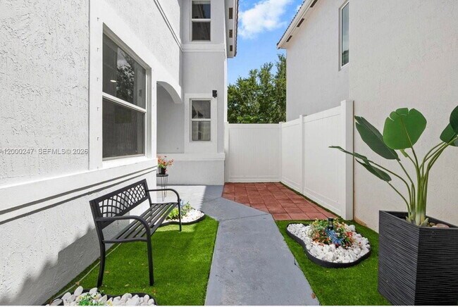 Foto del edificio - Southwest 51st Street, Davie, FL 33331 - 4 BR 3 BA single-family home