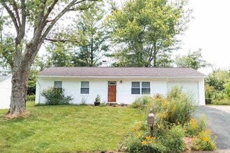 Building Photo - 1021 Meadow Ln