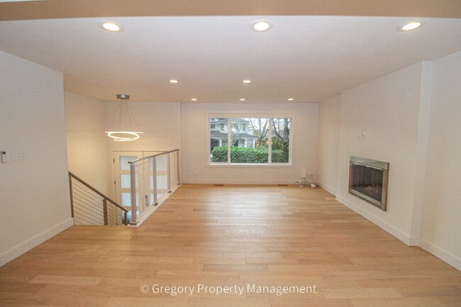 Building Photo - 604 9th Ave