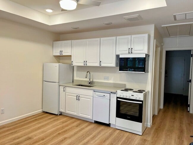 Building Photo - 637 Columbus Unit B