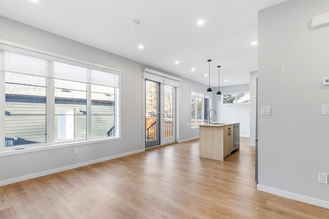 Photo du bâtiment - 11528-11122 122 St NW