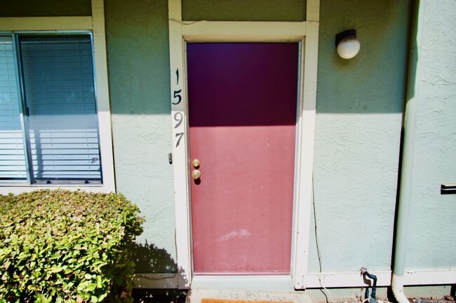 Foto del edificio - 1597 Drake Dr