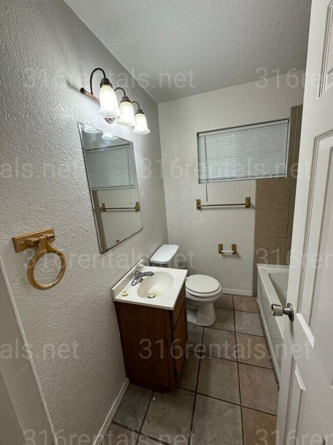 Foto del edificio - $725- 2 bed 1 bath bi-level apartment with...
