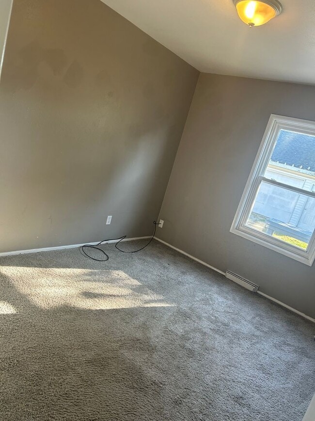 Building Photo - Cute 3 Bedroom, 1.5 Bath, with basement lo...