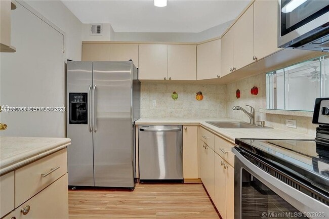 Building Photo - 345 Ocean Dr