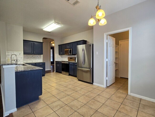 Foto del edificio - NEW IN MANAGEMENT - AVAILABLE NOW!