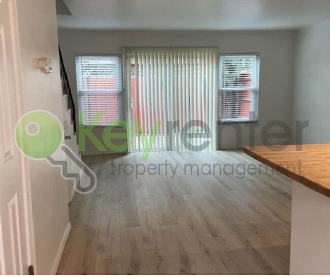 Building Photo - 5614 Hillsdale Blvd