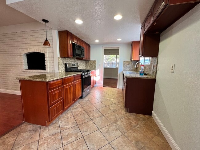 Building Photo - 1730 El Padro Dr