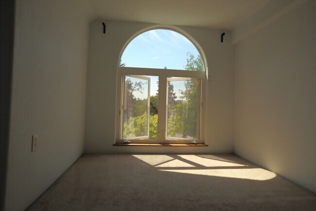 Foto del edificio - Spacious upper 3-bedroom unit with 2 full ...