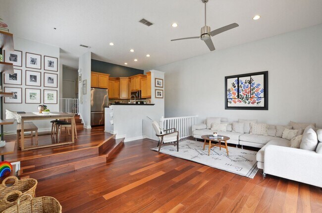 Foto del edificio - Gorgeous End Unit with pond fountain view -  1 Bed, 1 Bath plus Office/Den Nook on Harbour Island...