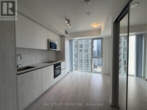 Building Photo - 400 King St W