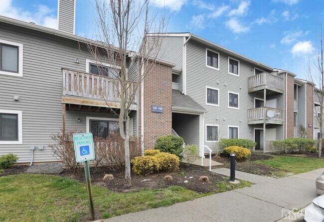 Foto del edificio - 1404 Ravens Crest Dr