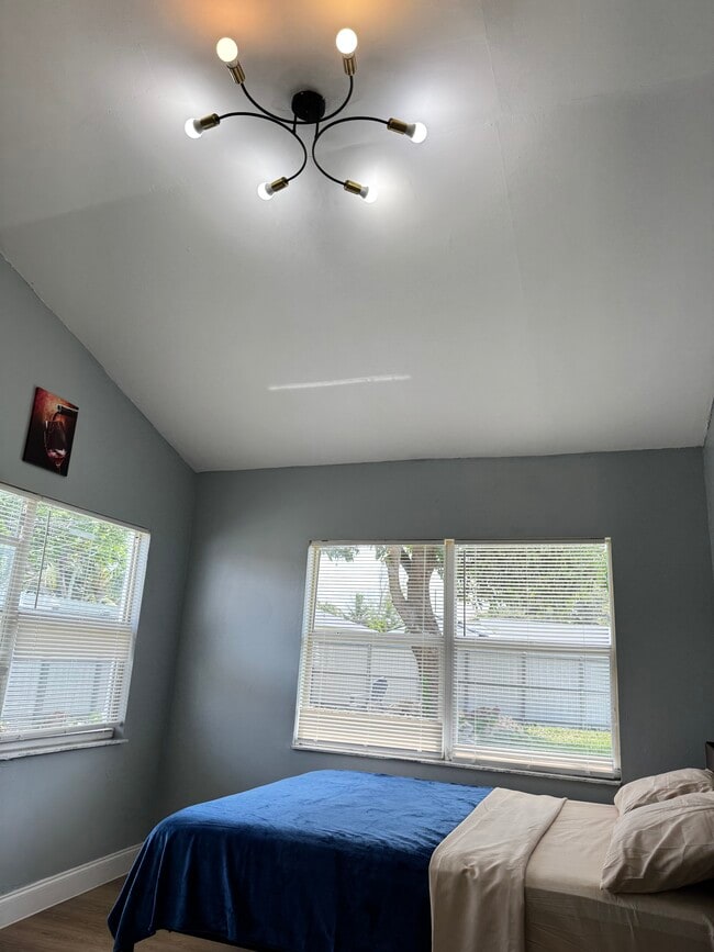 Building Photo - 414 N 60th Way