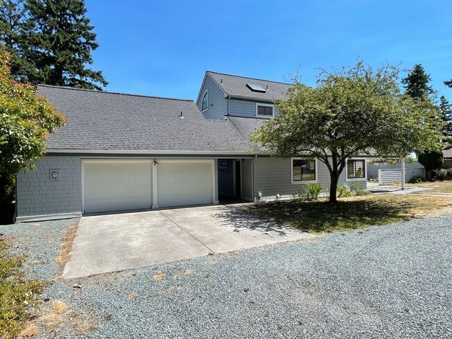 Building Photo - Lovely, Spacious Home with Stunning view o...