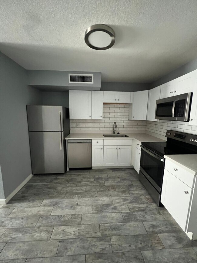 Building Photo - NEWLY REMODELED UNIT IN SURPRISE WITH BACK...