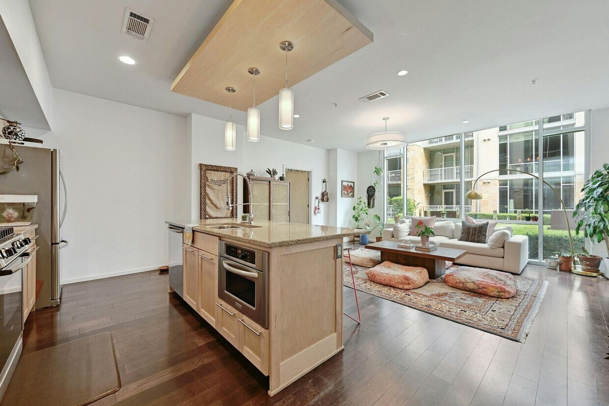 Primary Photo - Prime Location, Luxurious Living!