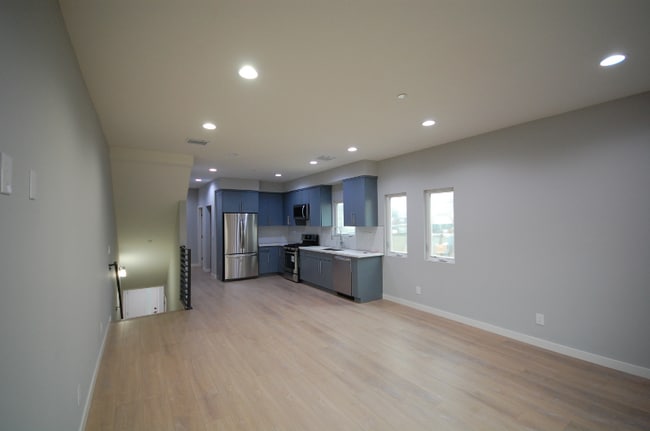Building Photo - 648 N Serrano Ave