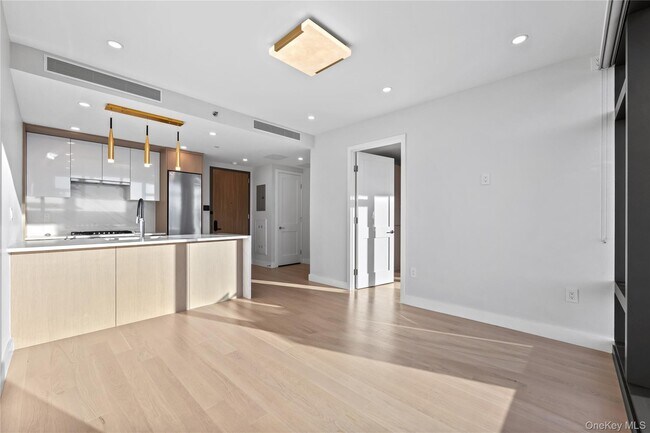 Foto del edificio - 38-20 Parsons Blvd