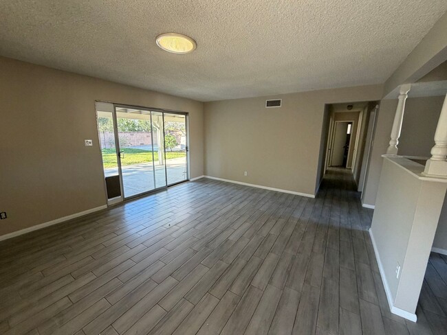 Foto del edificio - Single Story 4 bed, 2 bath home with RV Access