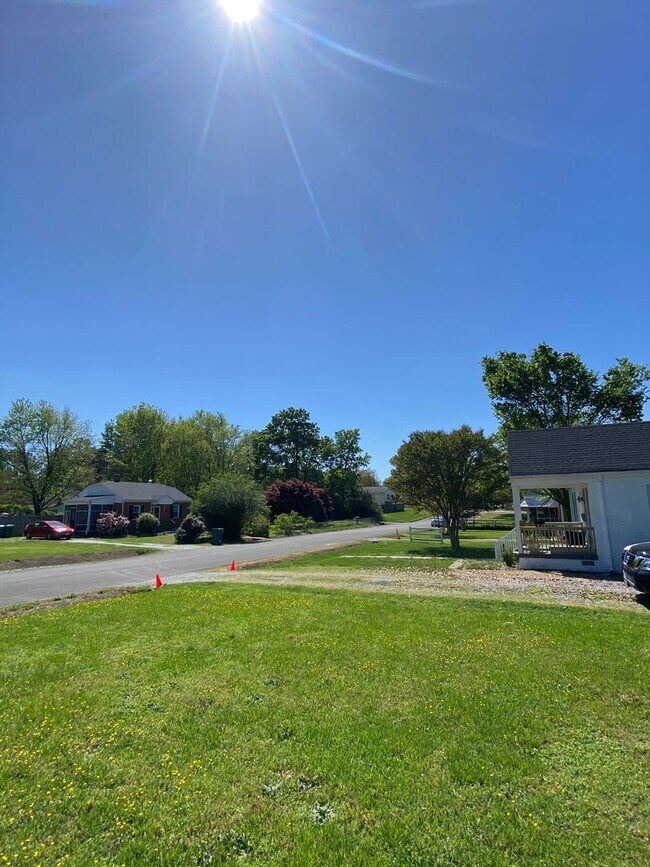 Building Photo - Henrico County house! Large fenced back ya...
