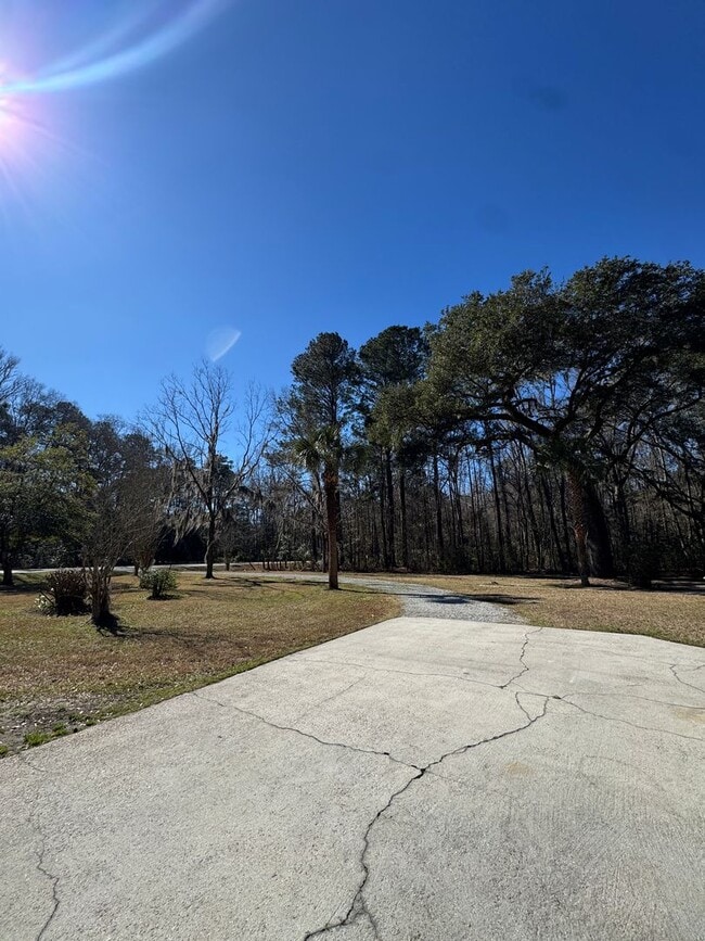 Building Photo - 3 BED | 2 BATH | TWO CAR GARAGE | LARGE FRONT AND BACK YARDS | AVAILABLE NOW