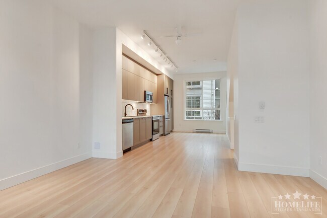 Photo du bâtiment - Stylish & Spacious 2-Bedroom, 2-Bathroom Townhome in Prime Abbotsford Location