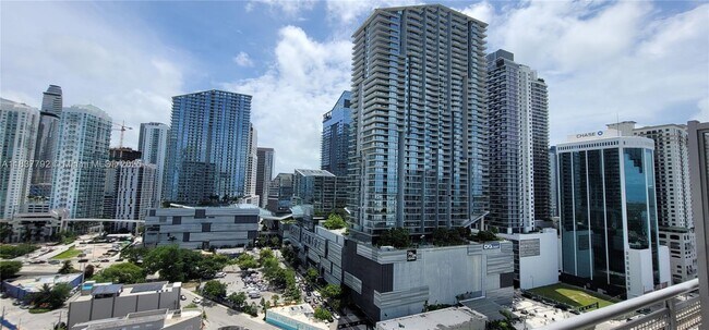Foto del edificio - 690 SW 1st Ct