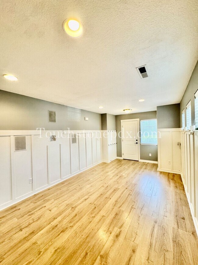 Foto del edificio - Sprightly 4BD|2.5 BA Home Near Molalla River