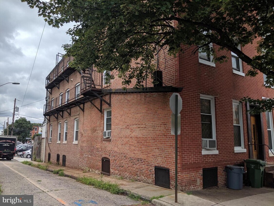 Primary Photo - 869 Hollins St