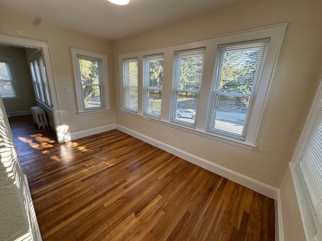 Foto del edificio - Large Duplex - Off-Street Parking - Centra...