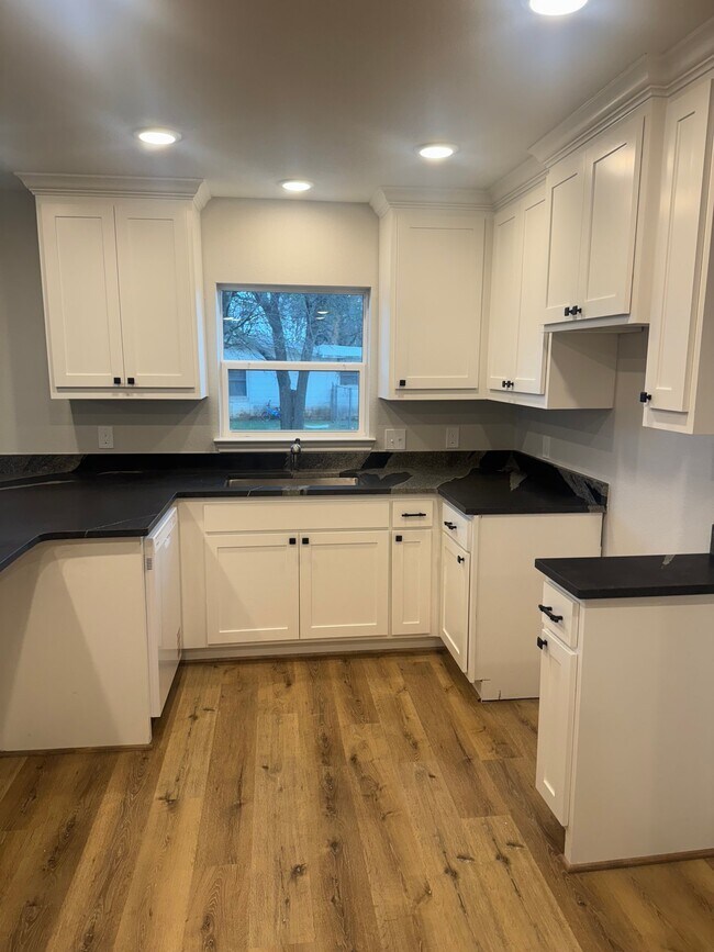 Foto del edificio - 207 Laurel Ln