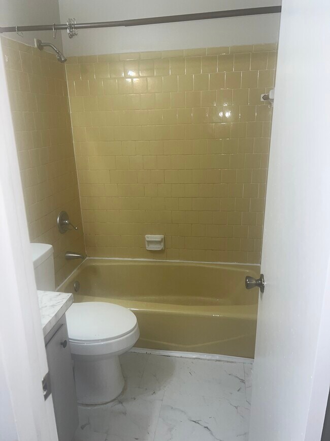 Baño completo - 2813 31st Ave N