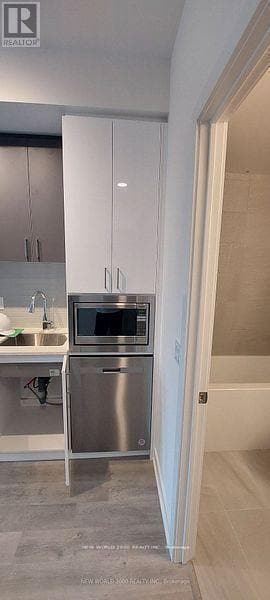 Photo du bâtiment - 50 Upper Mall Wy