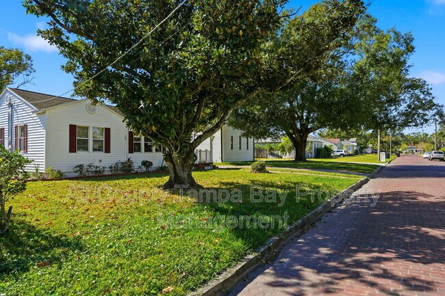 Foto del edificio - 1106 W Peninsular St