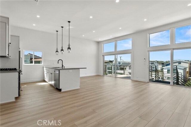 Foto del edificio - 913 W Balboa Blvd