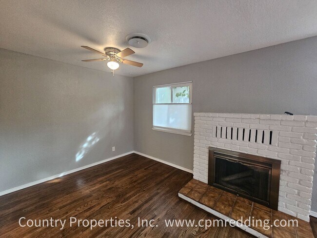 Building Photo - Garden Tract 3-Bedroom House with Hardwood...