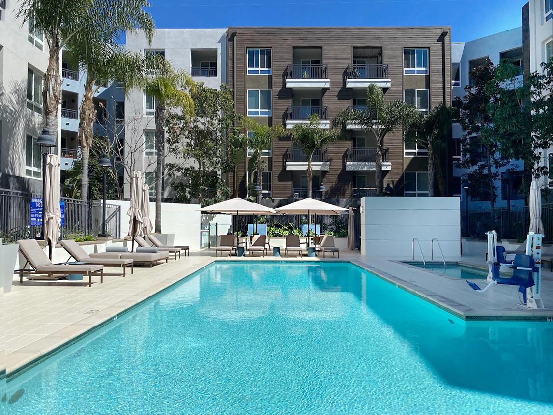 Piscina estilo resort | Elan Huntington Beach | Apartamentos en Huntington Beach, CA - Elan Huntington Beach