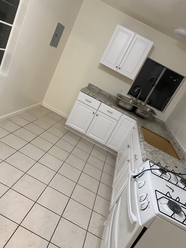 Kitchen - 405 W Wilson Ave