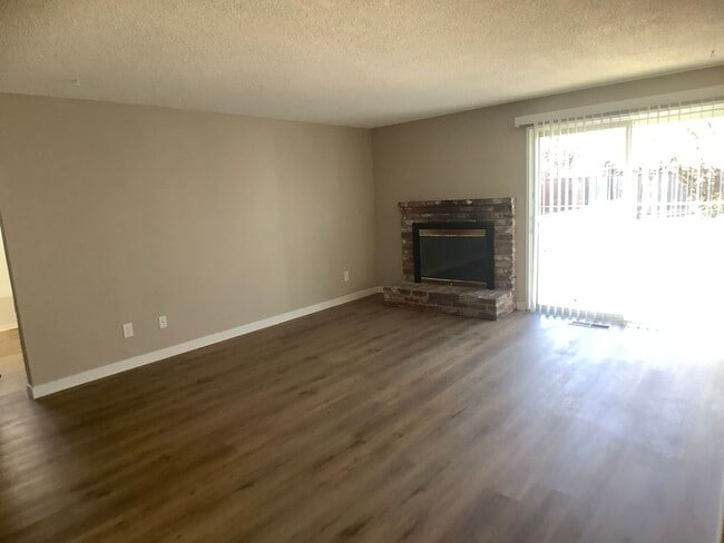 Foto del edificio - Three bedroom home with large yard| Available July!